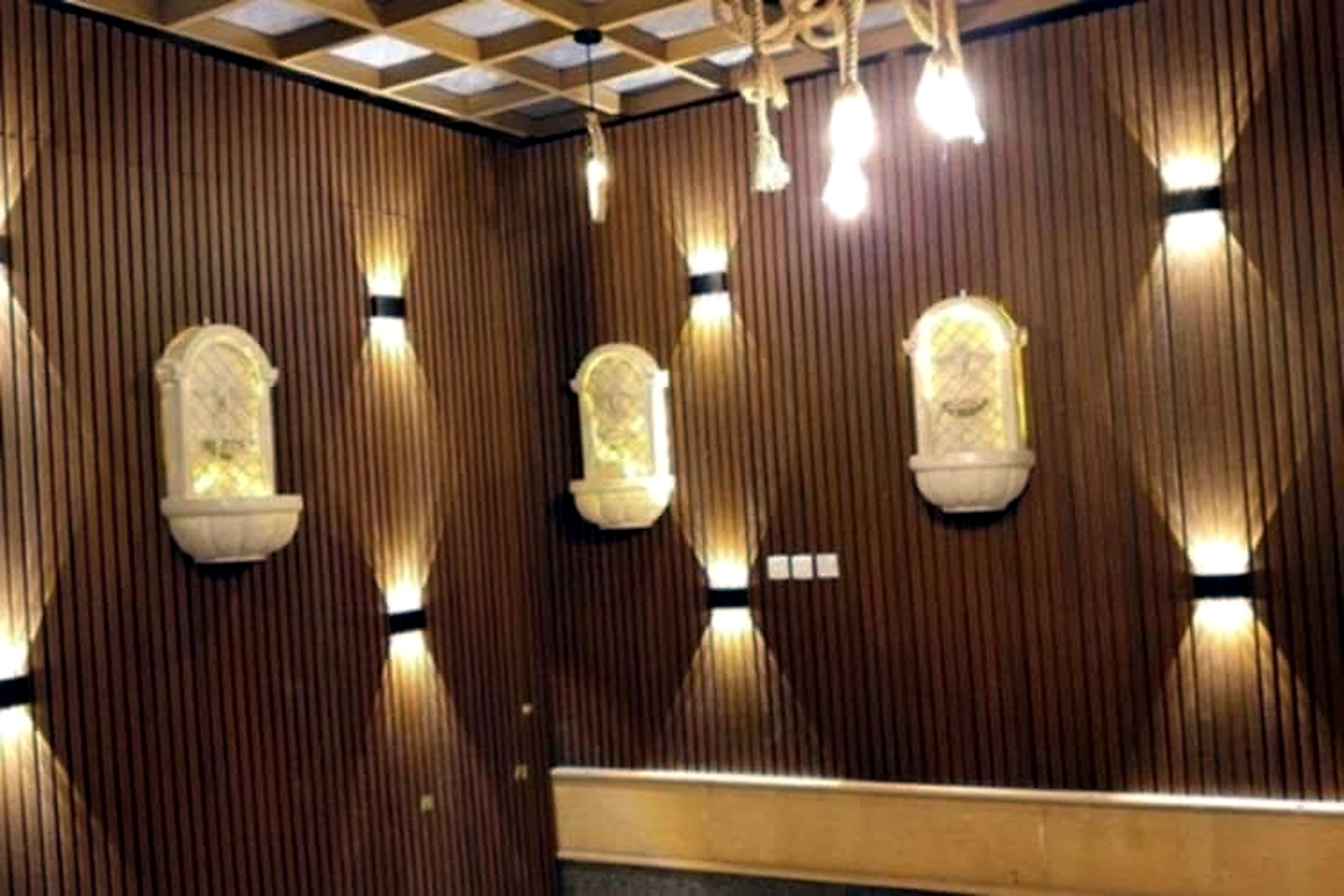 ألواح جدارية ديكورية بإضاءة خارجية للحدائق بالرياض