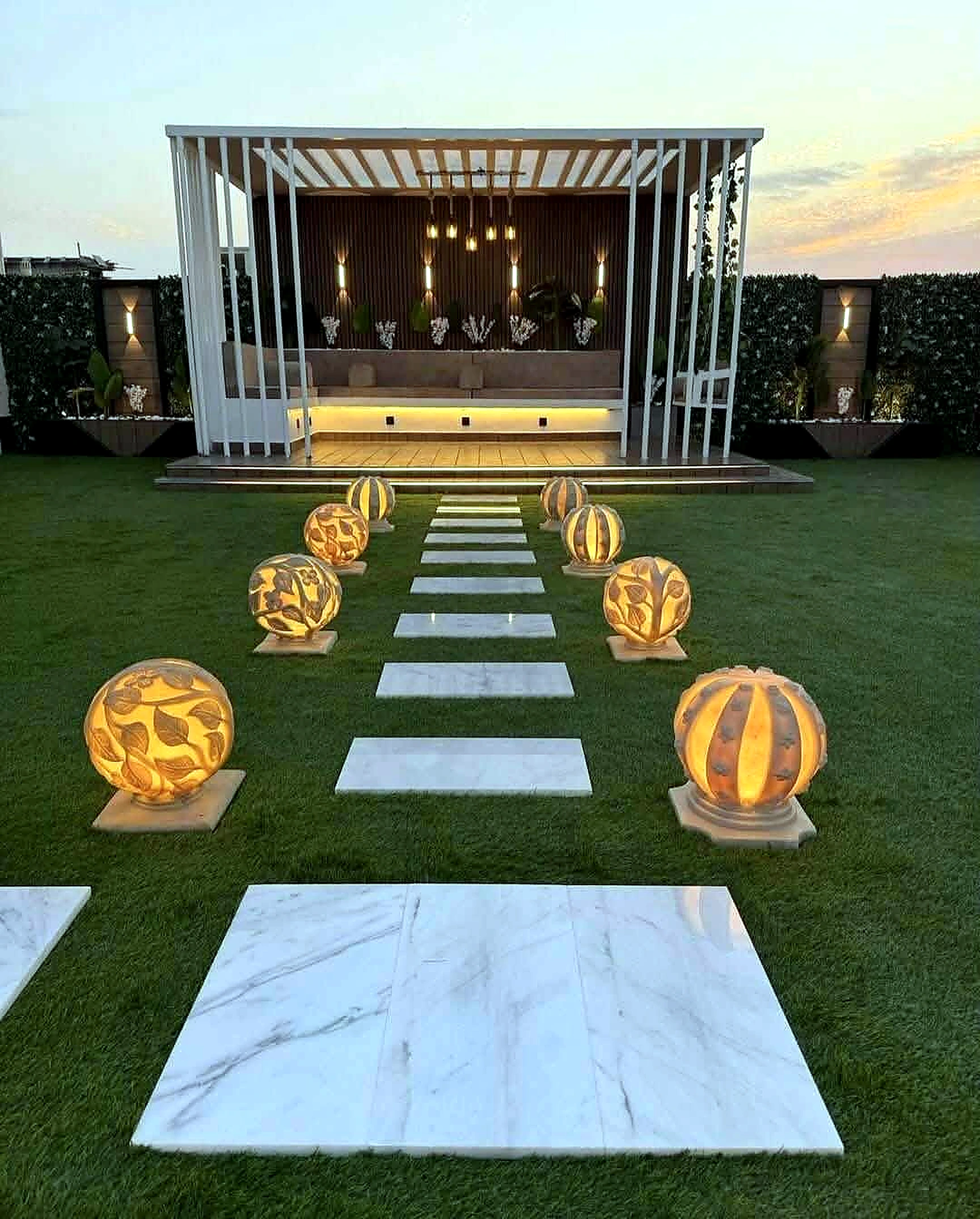 تنسيق ممرات حدائق فلل بالرياض بإضاءة ونباتات طبيعية